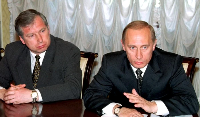 Viktor Cerkesov (stânga) şi Vladimir Putin pe 22 mai 2000 FOTO EPA-EFE