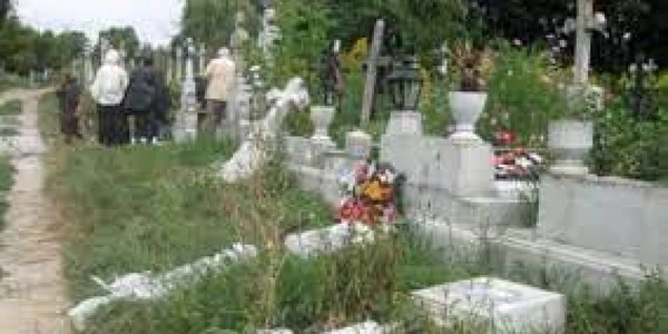 Morminte profanate într-un cimitir din Zărneşti FOTO adevărul