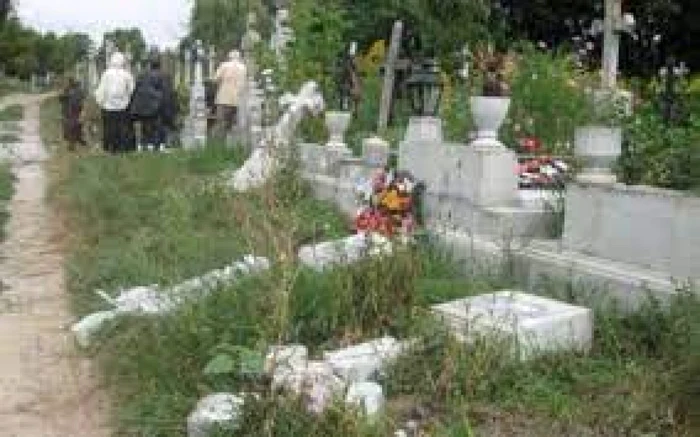 Morminte profanate într-un cimitir din Zărneşti FOTO adevărul
