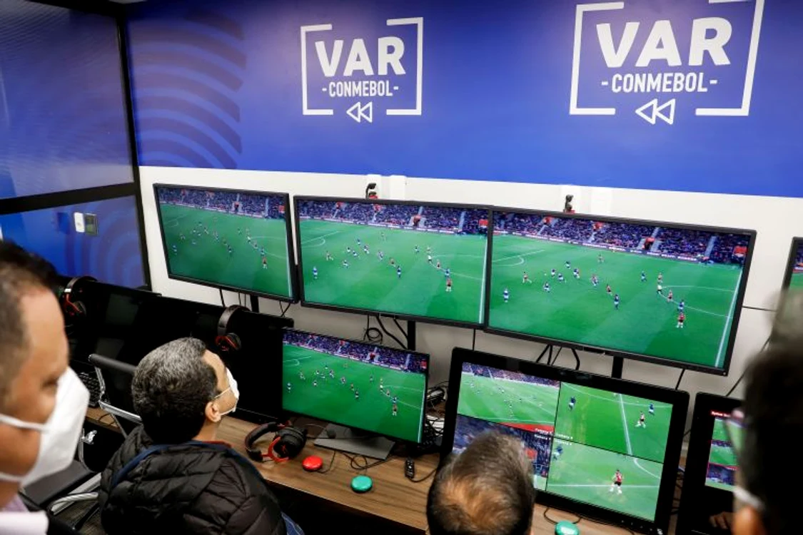 
    În camera VAR ofsaidul va fi semnalizat de aparatură în timp realFOTO: EPA  