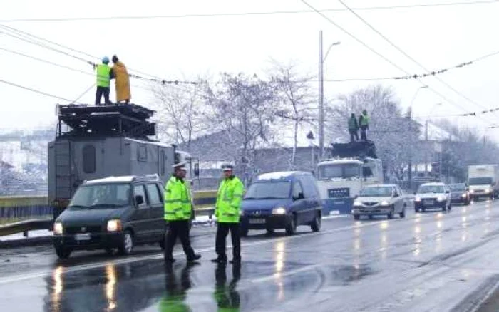 Un şofer de TIR a blocat traficul pe drumul Piatra Neamţ - Dumbrava Roşie după ce a rupt firele de troleu