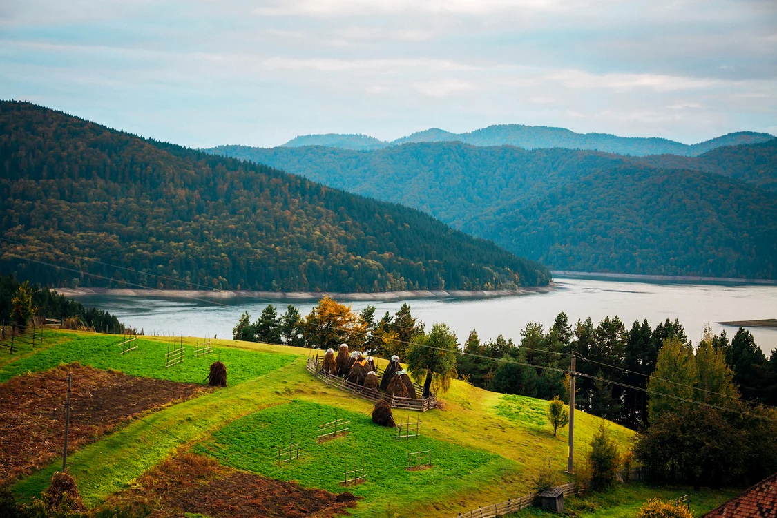 Instantaneu din Neamț cu lacul de acumulare de la Bicaz FOTO Destinatiaanului.ro