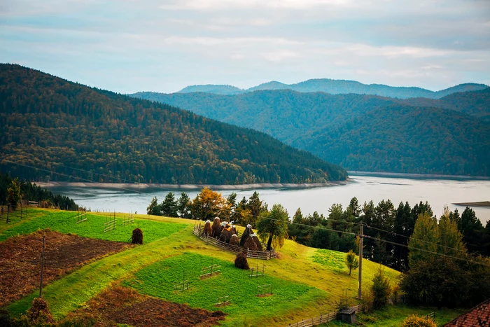 Instantaneu din Neamț cu lacul de acumulare de la Bicaz FOTO Destinatiaanului.ro