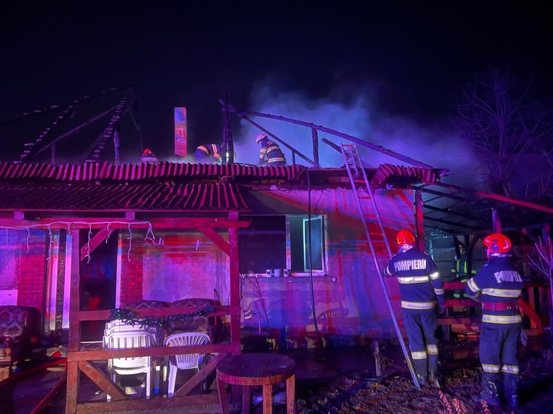 Explozie a unei butelii de gaz, urmată de incendiu, într-o localitate din Satu Mare. Un bărbat a ajuns la spital 