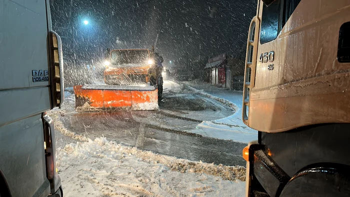 Utilajele intervin pentru deszăpezirea drumului FOTO: Drumuri și Poduri Buzău