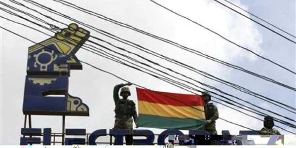 Poliţişti şi militari au preluat sâmbătă controlul asupra sediilor administrative şi sediilor companiilor din cadrul grupului spaniol din La Paz FOTO Reuters