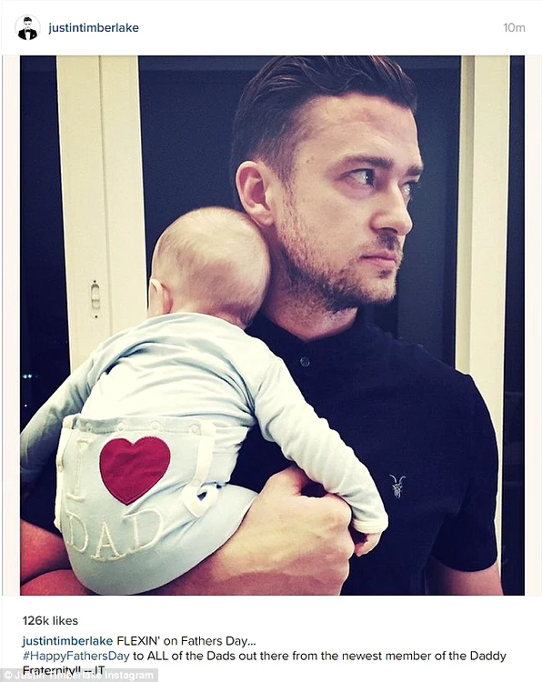 Blake Livey a distribuit o fotografie în care apare Ryan Reynolds ținând-o în brațe pe micuța lor, James.foto: Instagram