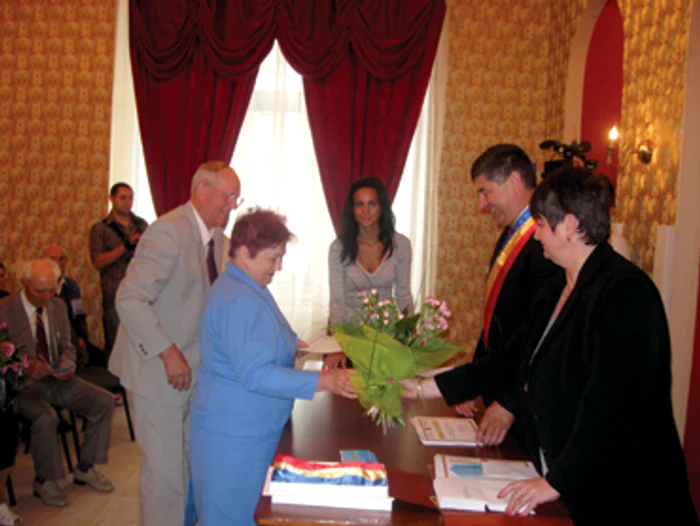 Hunedoara: ORASUL PE SCURT / Premii pentru veteranii căsniciei
