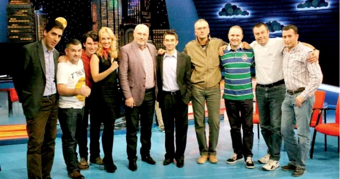 Mihai Găinuşă, după filmările ediţiei speciale a „Cronicii Cârcotaşilor“, alături de invitaţii săi 