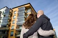 cuplu bloc imobiliare shutterstock 75568579 jpg