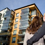 cuplu bloc imobiliare shutterstock 75568579 jpg