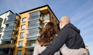 cuplu bloc imobiliare shutterstock 75568579 jpg