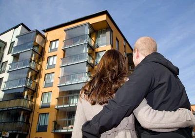 cuplu bloc imobiliare shutterstock 75568579 jpg