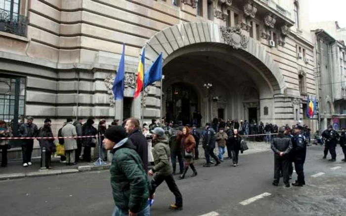 O coloană de oameni s-a format de-a lungul clădirii Cercului Militar şi aşteptau să intre pentru a-şi lua rămas-bun de la regizorul Sergiu Nicolaescu FOTO: Adevărul/Marian Iliescu