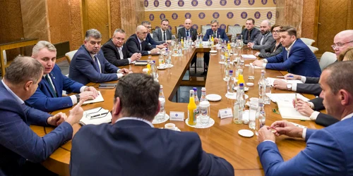 Ciucă, întâlnire de lucru cu reprezentanții furnizorilor și distribuitorilor de energie FOTO gov.ro