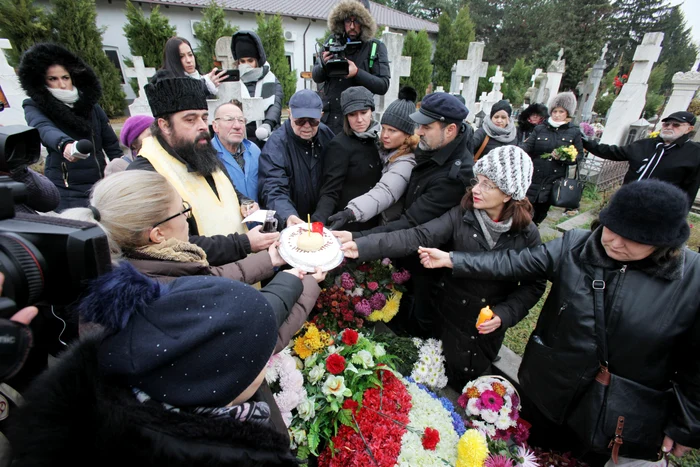
    Stela Popescu a fost comemorată ieri la cimitrul Cernicafoto: Florin Şuler  