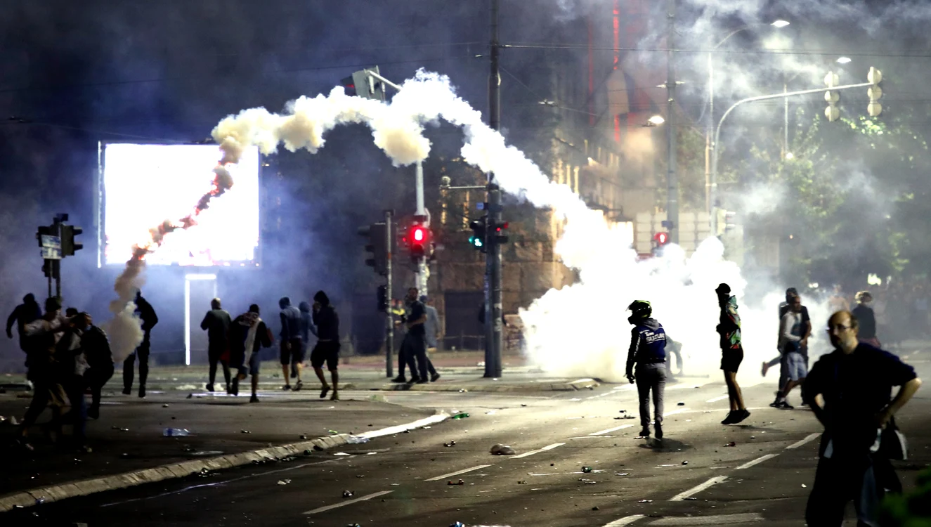 
    Polițiștii au folosit gaze lacrimogene pentru a risipi protestatarii Foto: EPA  