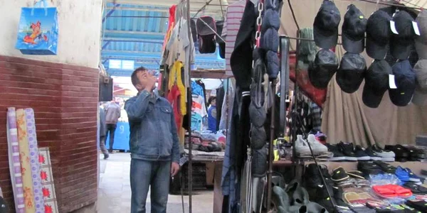 Nicuşor Ţecu arăta cutia de plastic agăţată de tonetă