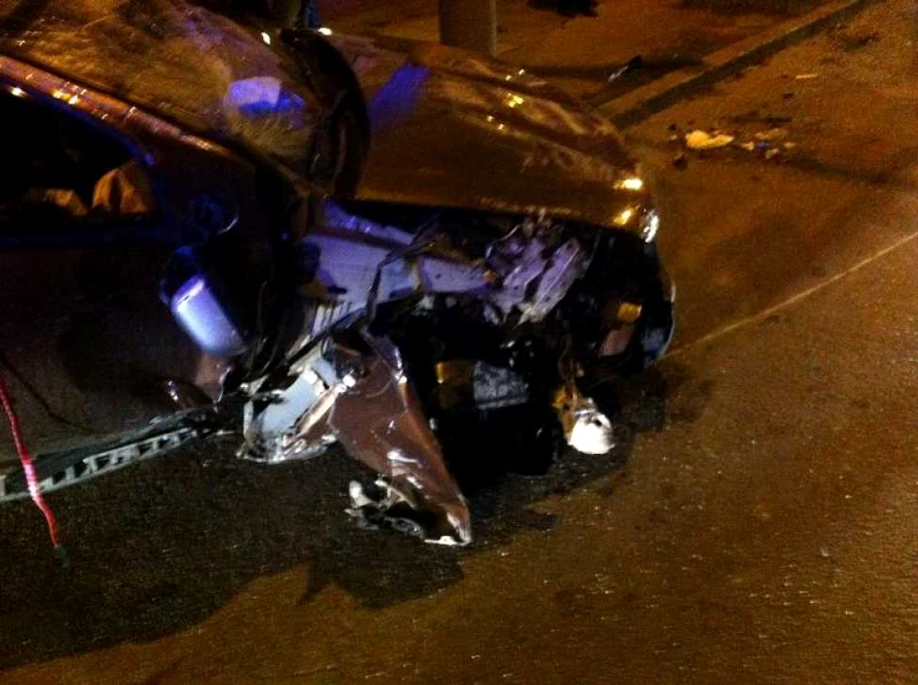O maşină s-a răsturnat pe o foarte circulată şosea din Cluj  FOTO: Adevărul