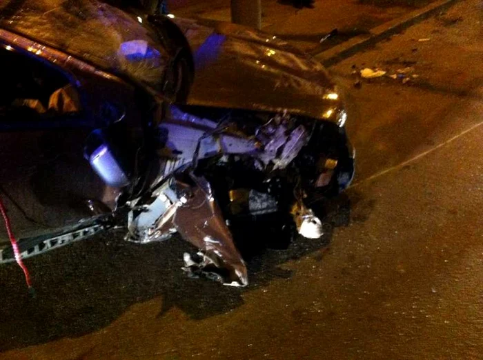 O maşină s-a răsturnat pe o foarte circulată şosea din Cluj FOTO: Adevărul