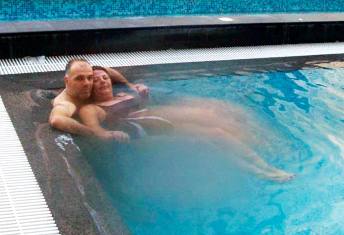 Relaxarea în piscină este o activitate devenită zilnică  pentru românii din Qatar