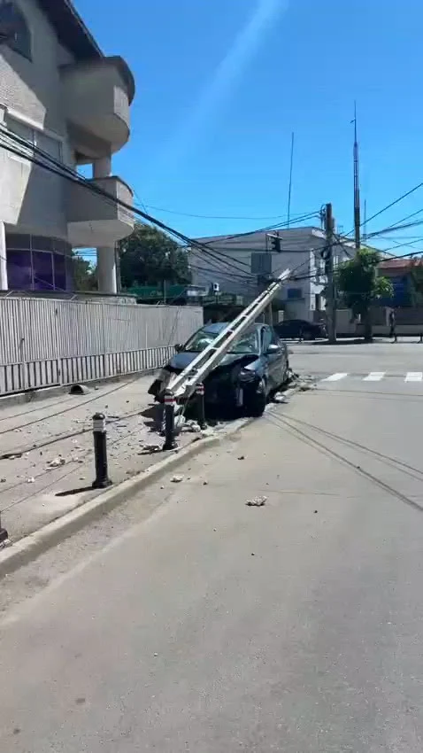 O șoferiță de 19 ani a spulberat cu mașina un stâlp de electricitate din beton