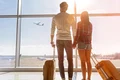 Cuplu - bagaje - aeroport- vacanta - turism - FOTO Shutterstock 