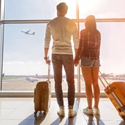 Cuplu - bagaje - aeroport- vacanta - turism - FOTO Shutterstock 