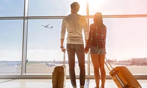 Cuplu - bagaje - aeroport- vacanta - turism - FOTO Shutterstock