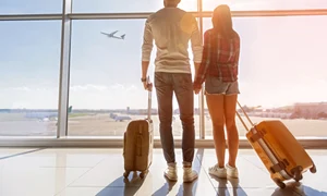 Cuplu - bagaje - aeroport- vacanta - turism - FOTO Shutterstock 