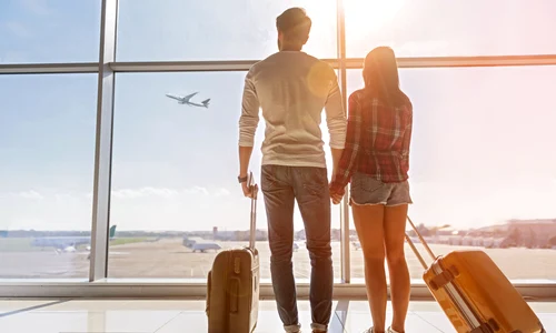 Cuplu - bagaje - aeroport- vacanta - turism - FOTO Shutterstock 