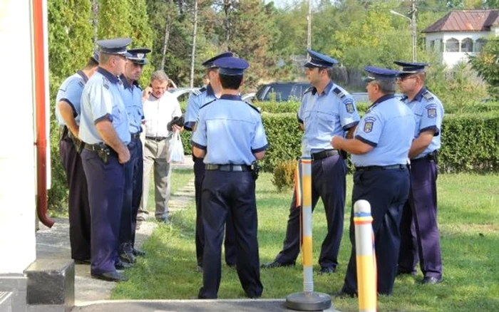 Uniformele polițiștilor sunt incomode pentru munca de teren, spun aceștia, și acuză faptul că li se rup pantalonii