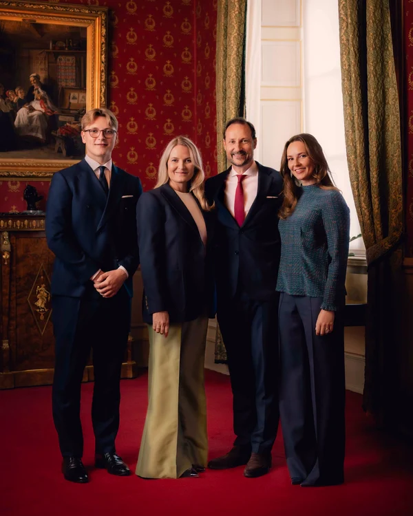 Prințul Haakon Prințesa Mette Marit și copiii lor foto Facebook png