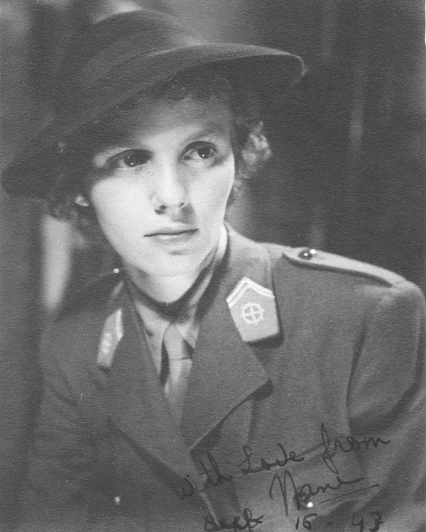 Regina Ana în uniformă militară.