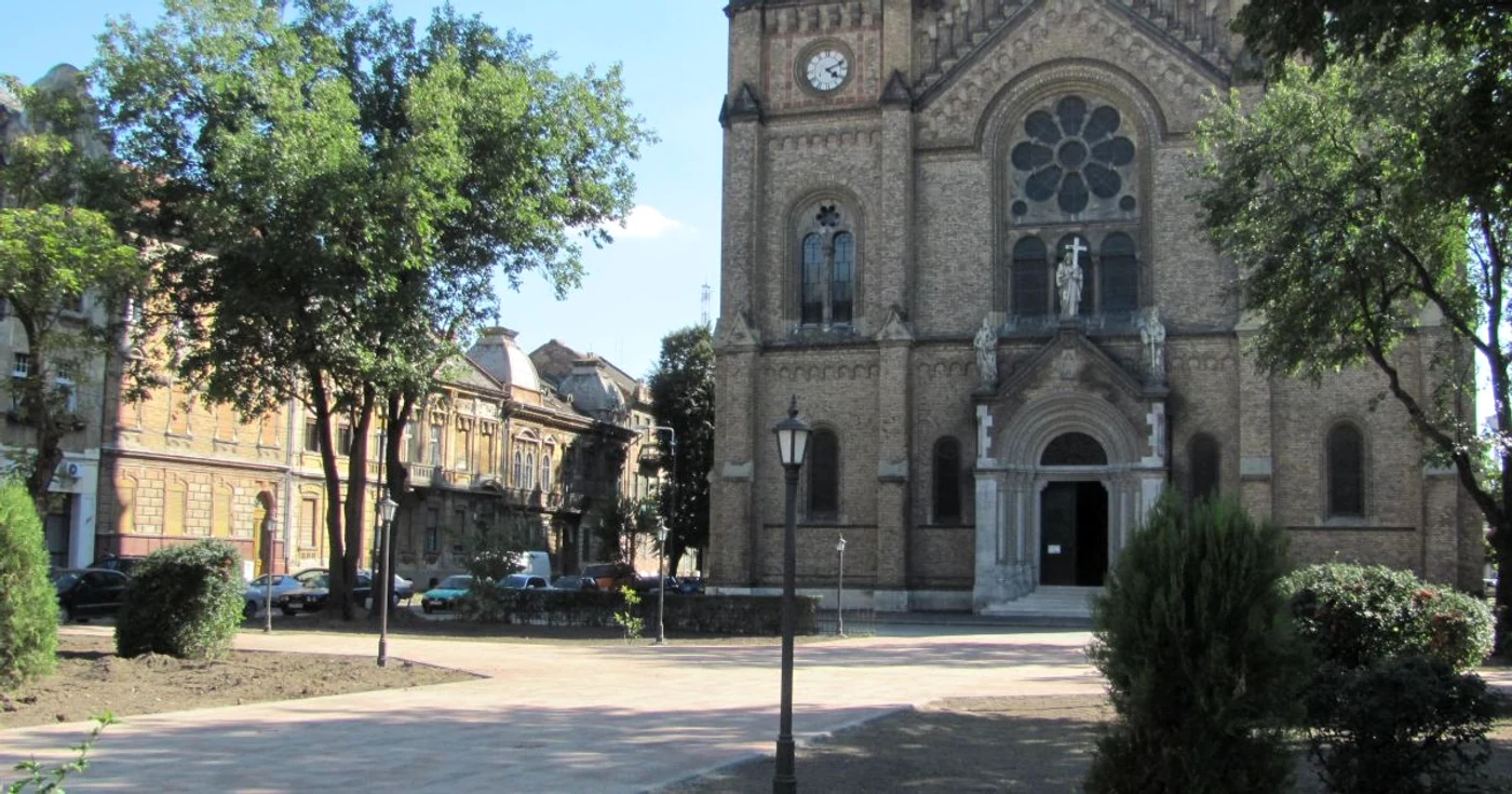 Piaţa din faţa catedralei Millenium a fost reamenajată în aşteptarea statuii Sf.Nepomuk Foto: Ştefan Both