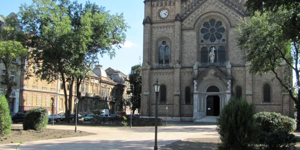 Piaţa din faţa catedralei Millenium din Timişoara Foto