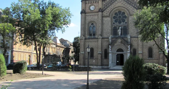 Piaţa din faţa catedralei Millenium a fost reamenajată în aşteptarea statuii Sf.Nepomuk Foto: Ştefan Both