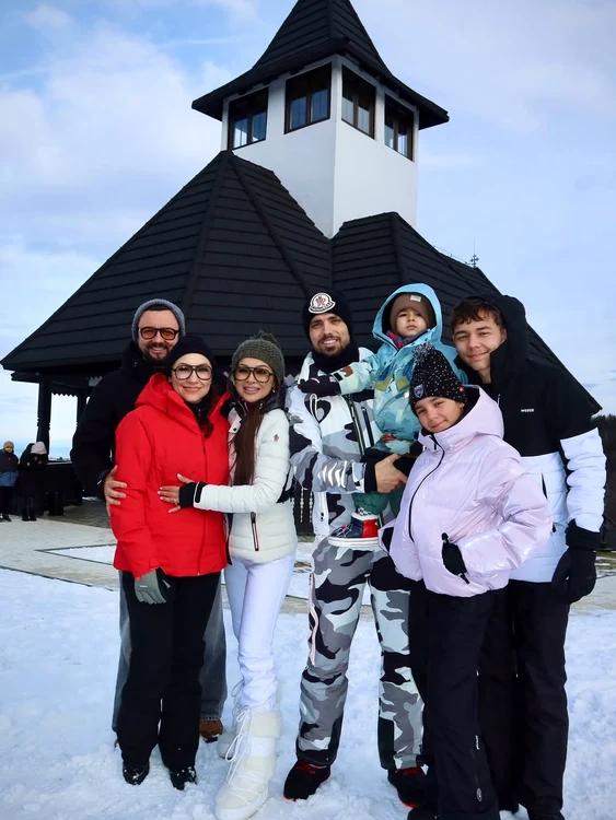 Familia Măruță, alături de Vlăduța Lupău, Adrian Rus și fiul lor / Foto: Instagram
