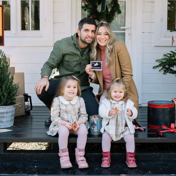 Laura Cosoi, alături de soţul ei şi cele două fetiţe foto: Instagram