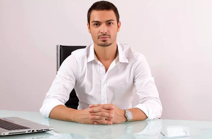 Medicul stomatolog Valentin Răducanu îi va reface dantura mamei Valentinei Pelinel