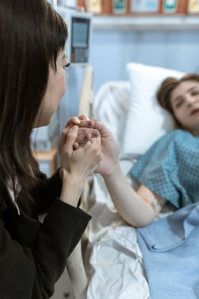 Și-a îngrijit mama bolnavă de cancer și a fost concediată după 11 ani de muncă în Italia. Cazul ajunge în instanță