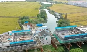 o femeie care a refuzat sa se mute s a trezit ca locuinta ei e pe traseul unei cai ferate cum a ajuns in aceasta situatie absurda 1007571 jpg