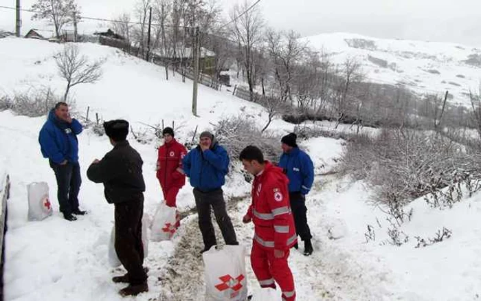 Salvatorii BGS şi voluntarii de Cruce Roşie au străbătut cătunele din zonă FOTO: Crucea Roşie Buzău
