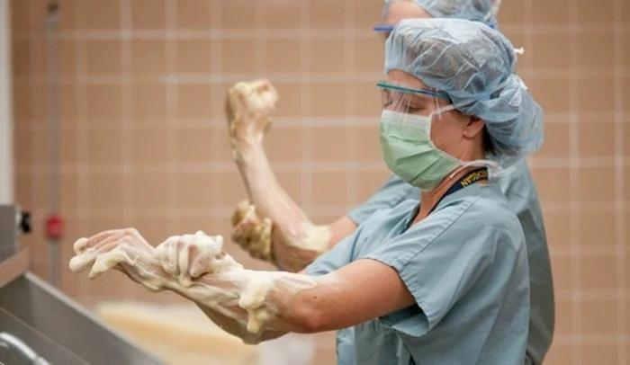 
    Dezinfectanții Hexi Pharma, vânduți spitalelor românești erau diluați chiar și de zece ori  