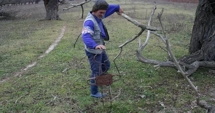 Vasea Feraru merge la mormântul bunicului doar în perioadele secetoase