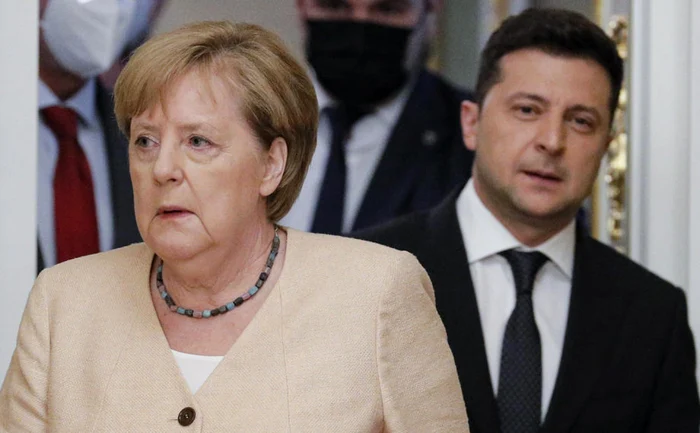 Angela Merkel şi Volodimir Zelenski intrând la conferinţa de presă de după întrevederea bilaterală FOTO EPA-EFE