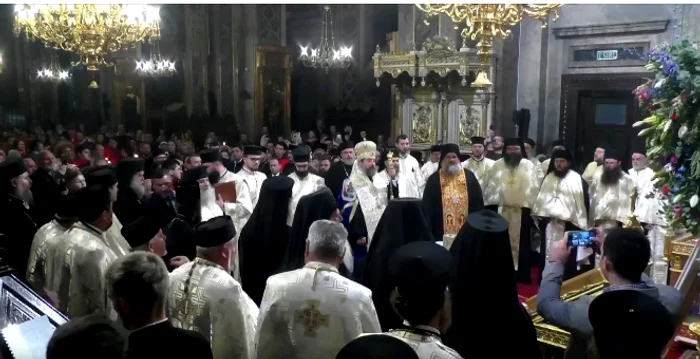 Un sobor de preoţi şi diaconi a întâmpinat racla. FOTO captură Facebook Catedrala Mitropolitană