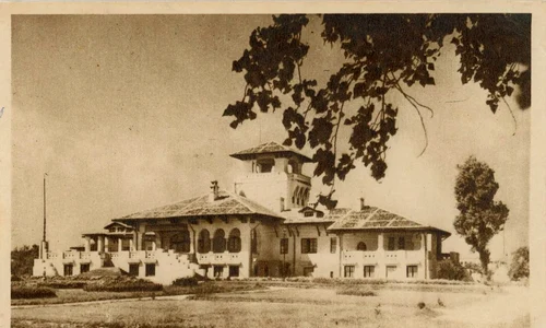 Vedere cu fosta vilă Regală de la Mamaia văzută dinspre mare. În imagine se poate vedea grădina din curtea vilei, intrarea cu scară și fațada estică a monumentului. Carte poștală din colecția Andrei Stomff 