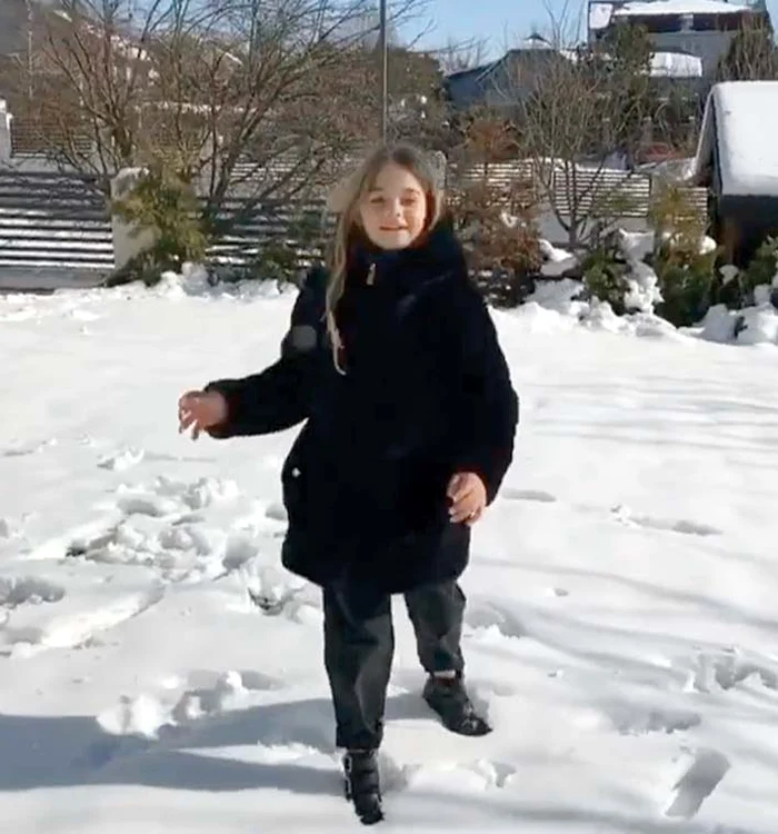 Maya şi-a întâlnit fraţii, s-a jucat în zăpadă şi a fost şi la coafor