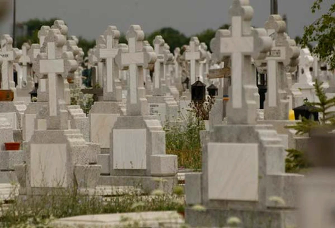 Cei trei bărbaţi au fost acuzaţi de profanare de morminte şi cadavre